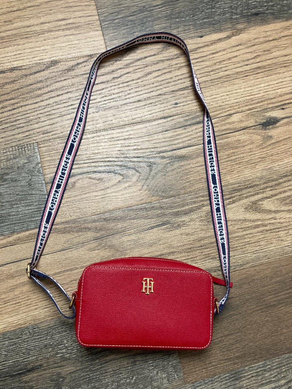 Tommy Hilfiger Camera Crossbody Adrienne II Red Pebble Bag Logo Adjustable Strap